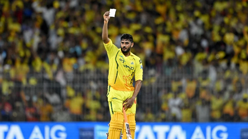 ১৩ বলে ফিফটি করার পর হাতে চিরকুট নিয়ে উদযাপন করছেন উর্ভিল প্যাটেল।ছবি: এএফপি