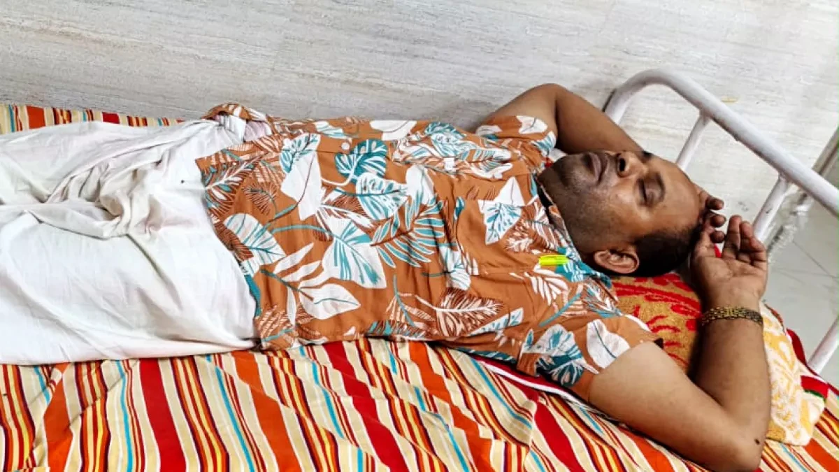 ছুরিকাঘাতে আহত হয়ে মেডিক্যালে সুয়ে আছেন বগুড়ার কৈগাড়ি পুলিশ ফাঁড়ির এসআই মইনুল ইসলাম। ছবি: সংগৃহীত