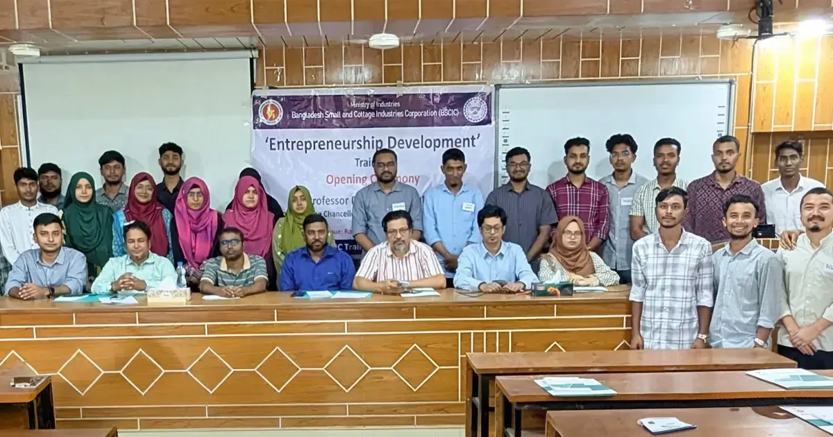 বিশ্ববিদ্যালয়ের একাডেমিক ভবন ৩-এর ২০১ নম্বর কক্ষে আয়োজিত এক বর্ণাঢ্য অনুষ্ঠানের মাধ্যমে এই যুগোপযোগী প্রশিক্ষণ কর্মসূচির আনুষ্ঠানিক শুভ উদ্বোধন করা হয়।