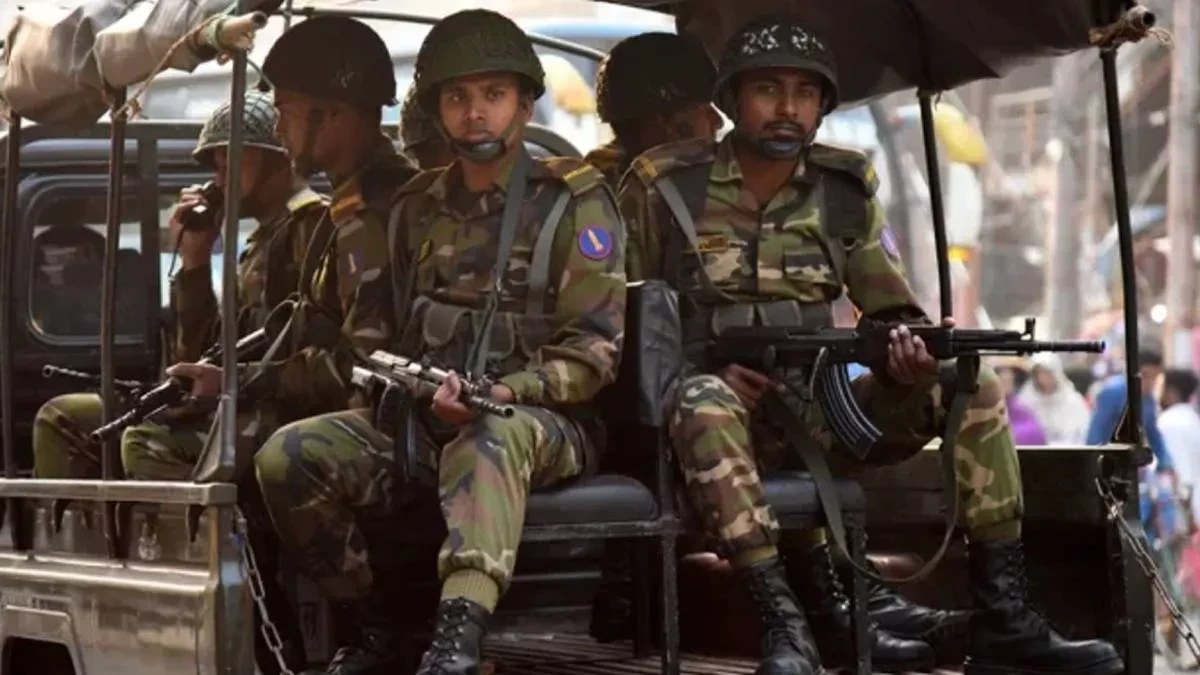 গাড়িতে করে টহল দিচ্ছে সেনাবাহিনীর একটি ইউনিট। ছবি: সংগৃহীত